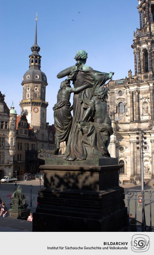 Statue 'der Morgen' von Johannes Schilling an der Treppe zur Brühlschen Terrasse