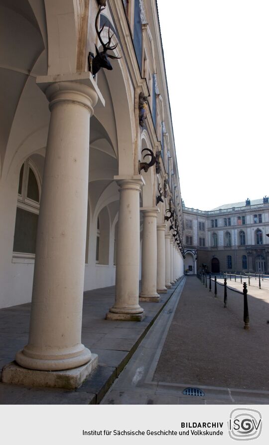 Arkaden am Stallhof des Dresdner Schlosses mit dem Johanneum im Hintergrund