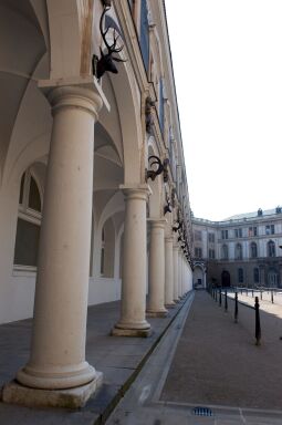 Arkaden am Stallhof des Dresdner Schlosses mit dem Johanneum im Hintergrund