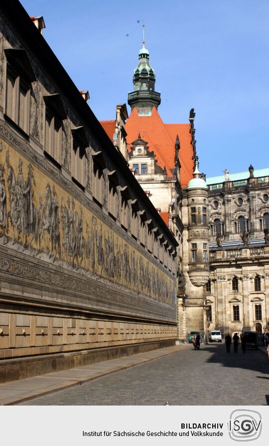 Blick durch die Augustusstraße mit dem Fürstenzug am Langen Gang zum Georgentor