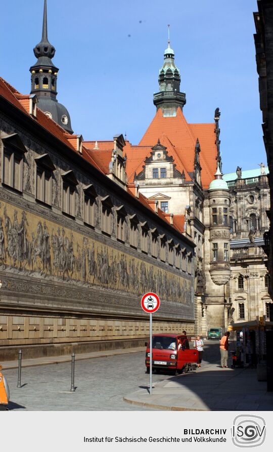 Blick durch die Augustusstraße mit dem Fürstenzug am Langen Gang zum Georgentor