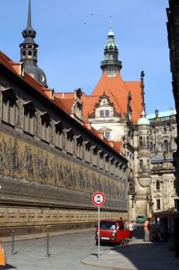 Blick durch die Augustusstraße mit dem Fürstenzug am Langen Gang zum Georgentor