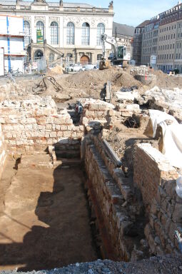 Freigelegte Kellergeschosse vor dem Johanneum