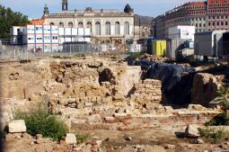 Freigelegte Kellergeschosse vor dem Johanneum