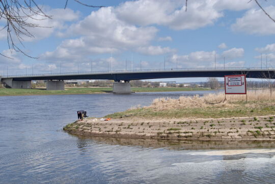 Flussmündung mit Angler