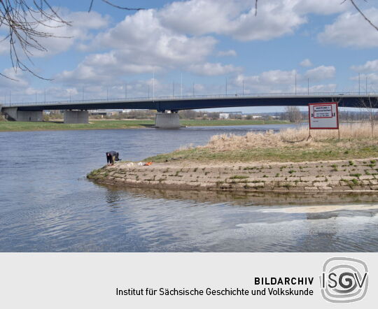 Flussmündung mit Angler