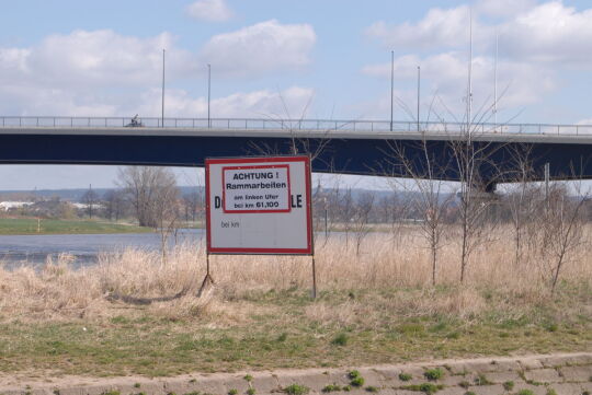 Elbe und Flügelwegbrücke