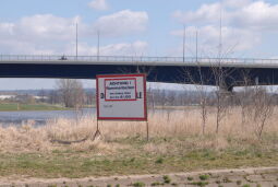 Bild: Elbe und Flügelwegbrücke