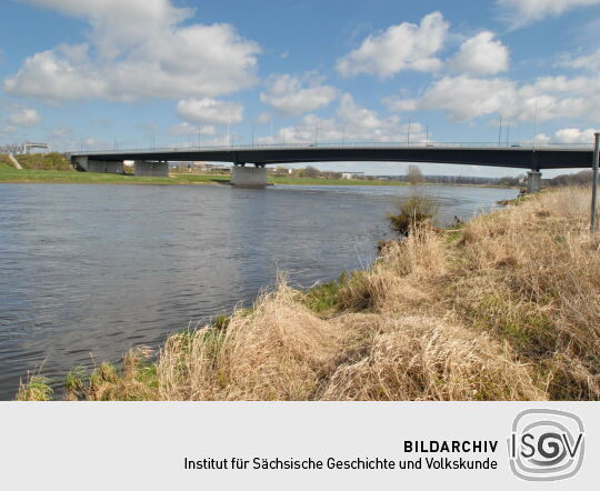 Elbe und Flügelwegbrücke