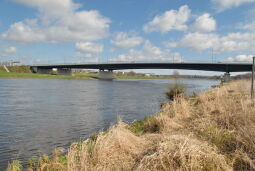 Bild: Elbe und Flügelwegbrücke