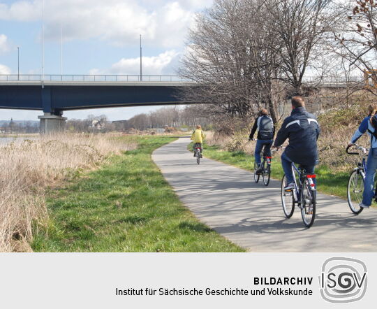 Elberadweg an der Flügelwegbrücke