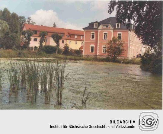 Schlossteich und Wirtschaftsgebäude d. ehemaligen Rittergutes Großharthau