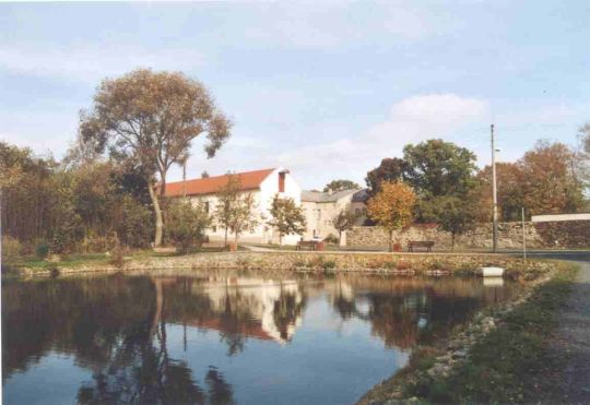 Teich und ausgebautes Wirtschaftsgebäude des Gutes Kloschwitz