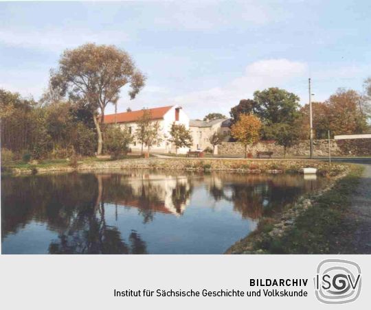 Teich und ausgebautes Wirtschaftsgebäude des Gutes Kloschwitz