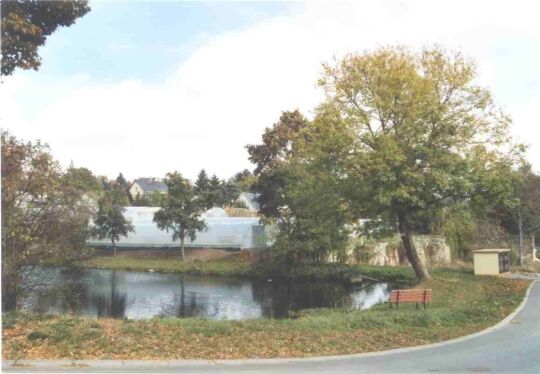 Teich und Begrenzungsmauern des Gutes Neundorf