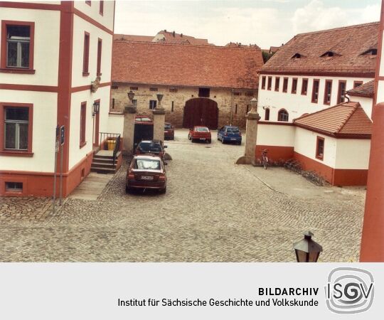 Hof / Parkplatz und Nebengebäude des Klosters Marienstern