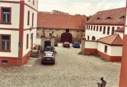 Bild: Hof / Parkplatz und Nebengebäude des Klosters Marienstern