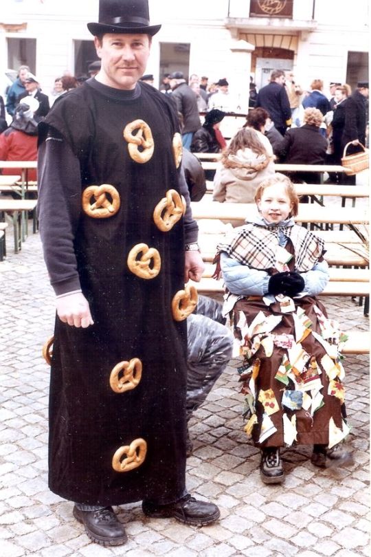 Bretzelmann und Kleckenkind bei der Schifferfastnacht in Wehlen