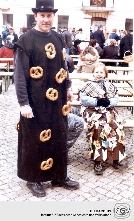 Bretzelmann und Kleckenkind bei der Schifferfastnacht in Wehlen