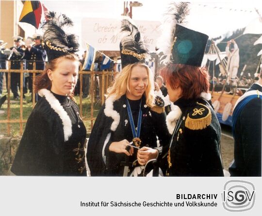 Junge Frauen bei der Schifferfastnacht in Postelwitz