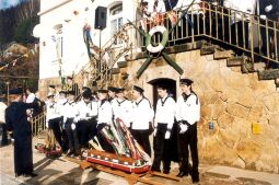 Bild: Junge Männer bei der Schifferfastnacht in Postelwitz, "Alte Schule"