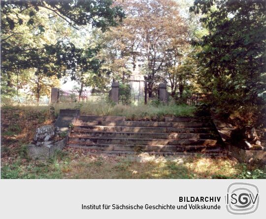 Grabanlage im Park von Schloss Petershain