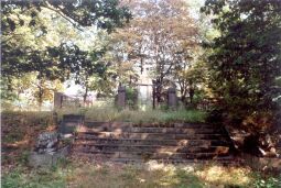 Bild: Grabanlage im Park von Schloss Petershain