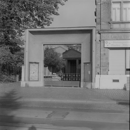 Tor der einstigen Lichtspiele Großenhainer Straße