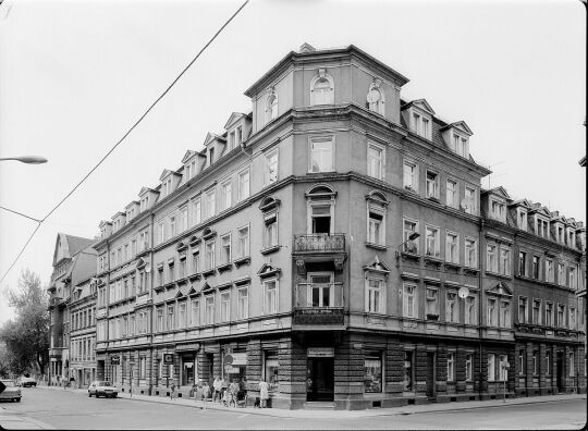 Wohnhaus mit Läden an der Louisenstraße 13-15