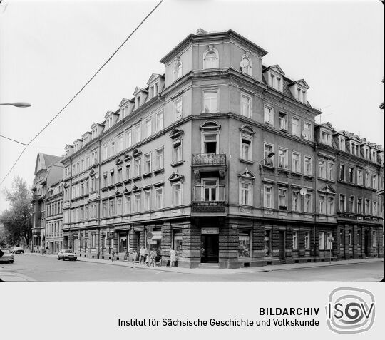 Wohnhaus mit Läden an der Louisenstraße 13-15