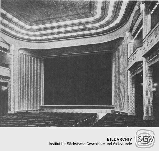 Blick in den großen Saal und auf die Leinwand der Union Theater Lichtspiele