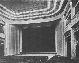 Blick in den großen Saal und auf die Leinwand der Union Theater Lichtspiele