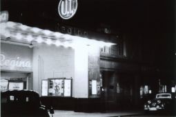 Außenansicht des Eingangsbereiches der Union Theater Lichtspiele "U.T. Regina" an der Waisenhausstraße