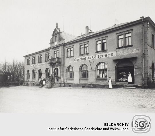 Ansicht des "Konzert- u. Ball-Etablissement Gasthof zu Gittersee" mit Mitarbeiterinnen