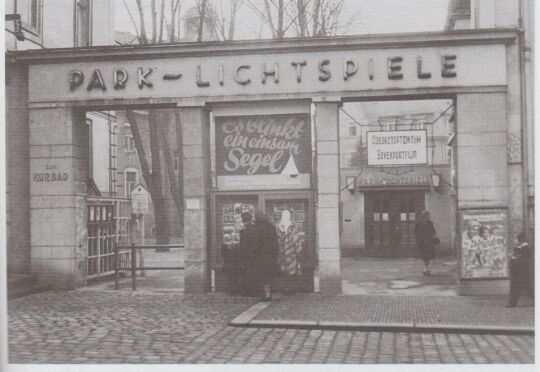 Außenansicht des Eingangsbereiches der Park-Lichtspiele auf dem Weißen Hirsch