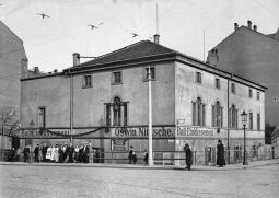 Außenansicht des Ballhauses Bellevue mit den Volkshaus-Lichtspielen