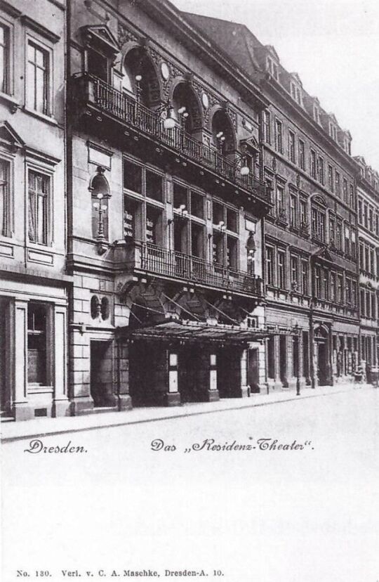 Postkarte mit einer Ansicht der Zirkusstraße und des Residenztheaters in der Hausnummer 16