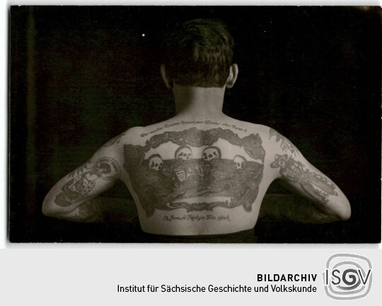 Postkarte: Rücken eines tätowierten Mannes - Vorderseite