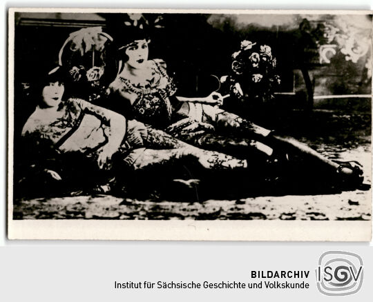 Postkarte: Tätowierte Frauen - Vorderseite