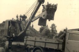 Bild: Bau des Schulgebäudes in Bockau