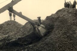 Bild: Bau des Schulgebäudes in Bockau