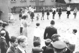 Bild: Besuch sowjetischer Soldaten in der Schule in Bockau