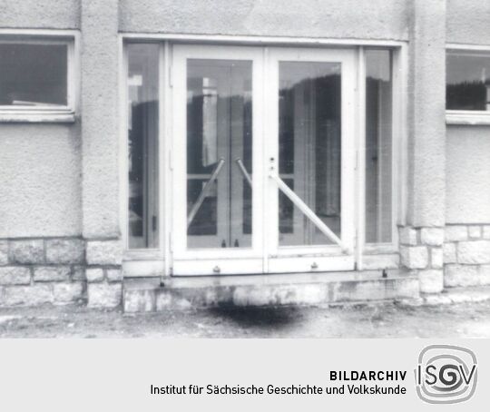 Beschädigte Eingangstür der Mittelschule in Bockau nach einem Einbruch