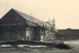 Bild: Bau des Schulgebäudes in Bockau