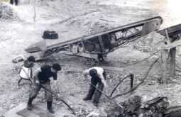 Bild: Bau des Schulgebäudes in Bockau