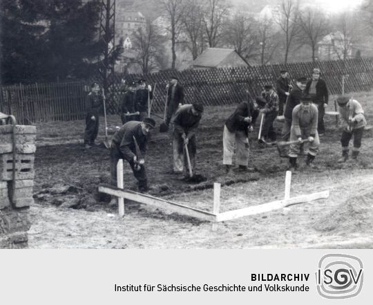 Bau des Schulgebäudes in Bockau