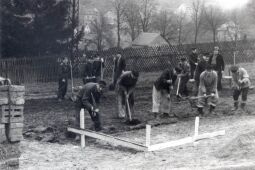 Bild: Bau des Schulgebäudes in Bockau