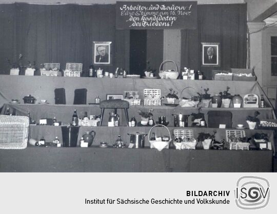 Ausstellung mit Wahlwerbung für die Volkskammerwahlen 1958