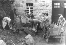 Bild: Bau des Schulgebäudes in Bockau