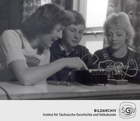 Unterricht (Produktive Arbeit ?) in der Schule in Bockau
